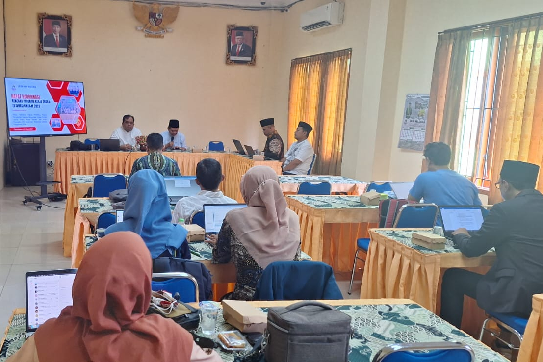RAPAT KERJA LP2M IAIN MADURA: REKTOR HARAPKAN TERCIPTA PENINGKATAN MUTU PENELITIAN, PENGABDIAN DAN PUBLIKASI MENUJU UNGGUL
